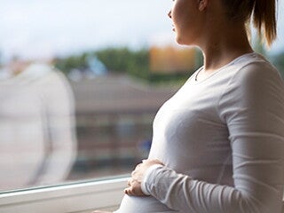 Mama-sentada-cuidando-panza Mama-sentada-cuidando-panza