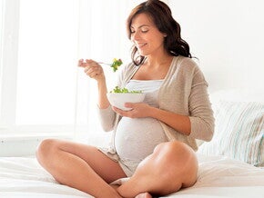 Una alimentación balanceada es esencial en las mujeres embarazadas Las mujeres embarazadas deben llevar una alimentación balanceada
