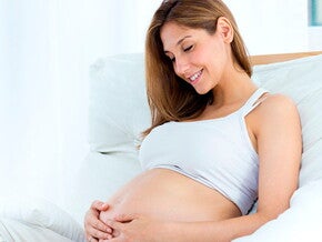 La nutrición balanceada es una forma de llevar a buen desarrollo el embarazo Mujer embarazada tocándose la panza