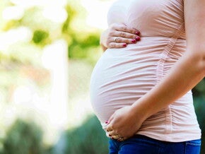 Mujer embarazada tocando su vientre Los probióticos ayudan a fortalecer tus defensas y las de tu bebé
