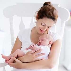 Bebé-tomando-leche-materna-del-pecho-de-su-mamá Leche para bebés intolerantes a la lactosa