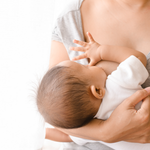 leche materna Madre con bebé estimulando su producción de leche materna