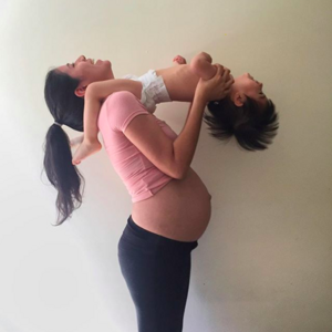 Embarazada haciendo ejercicio con su pequeño. Embarazada haciendo ejercicio con su pequeño.
