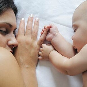 Mamá-hace-colecho-con-su-bebé Hierro y vitaminas para bebés