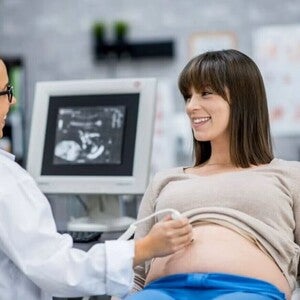 Mujer en consultorio tomando una cita prenatal