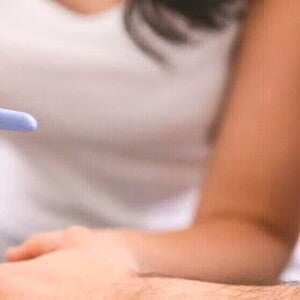 Una mujer analizando su prueba de embarazo