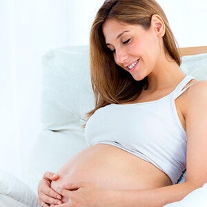 La nutrición balanceada es una forma de llevar a buen desarrollo el embarazo Mujer embarazada tocándose la panza