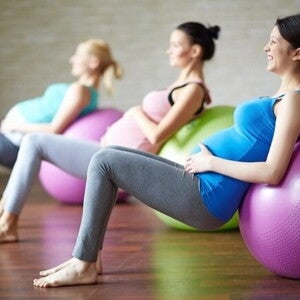 Ejercicios para embarazadas mujeres embarazadas realizando ejercicios de pilates