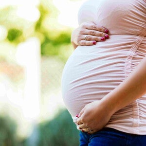 Mujer embarazada tocando su vientre Los probióticos ayudan a fortalecer tus defensas y las de tu bebé