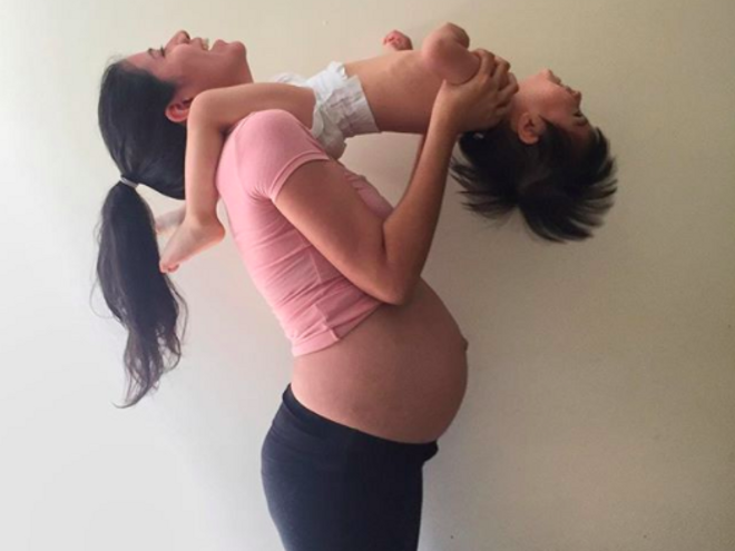Embarazada haciendo ejercicio con su pequeño. Embarazada haciendo ejercicio con su pequeño.