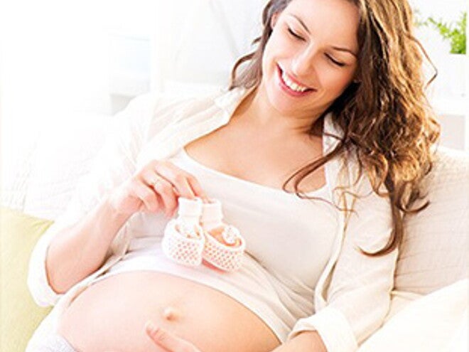 Mujer-embarazada-feliz Hormona que se produce en el embarazo