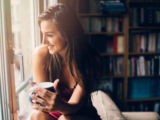 Mamá tomando un rato libre viendo por la ventana Mamá tomando un rato libre viendo por la ventana
