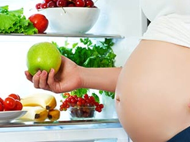 Mujer-embarazada-comiendo-frutas Feto de 25 semanas