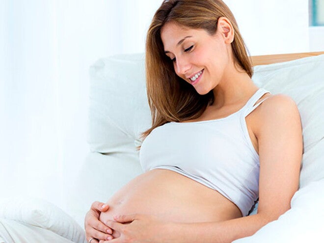 La nutrición balanceada es una forma de llevar a buen desarrollo el embarazo Mujer embarazada tocándose la panza
