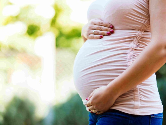 Mujer embarazada tocando su vientre Los probióticos ayudan a fortalecer tus defensas y las de tu bebé