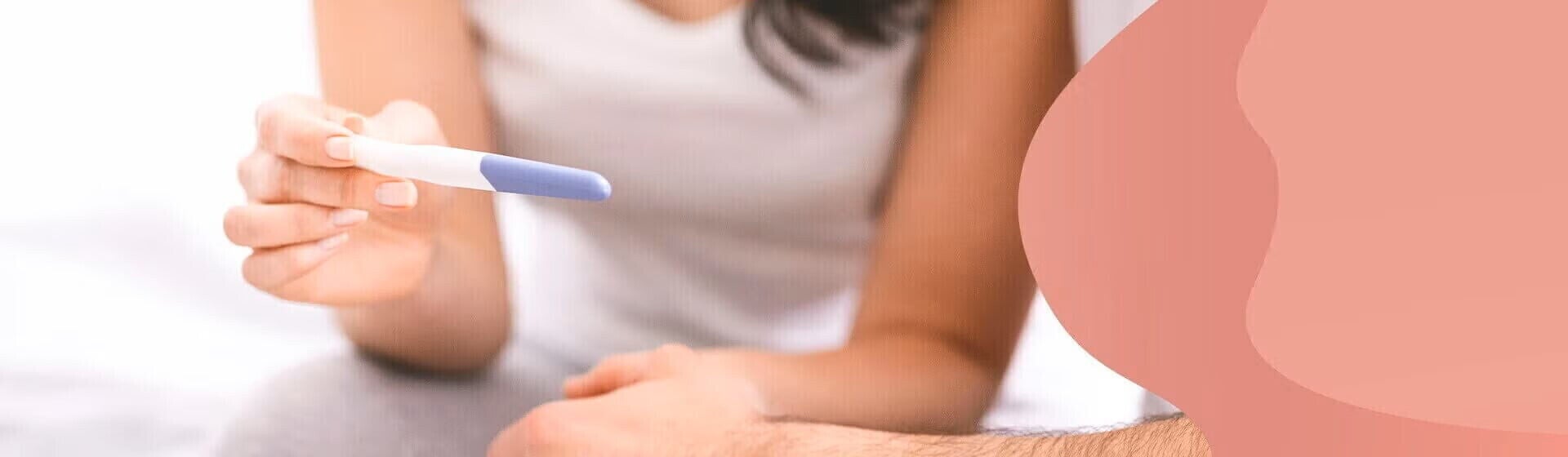Una mujer analizando su prueba de embarazo