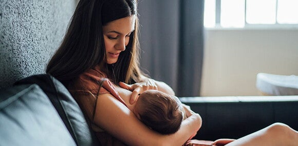 Conoce 8 de los alimentos prohibidos en la lactancia materna. Mamá lactando a su bebé.