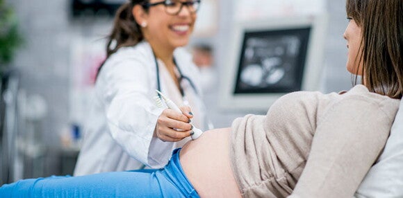 Si la diarrea es prolongada debes consultar al médico. Mujer embarazada visita al médico.