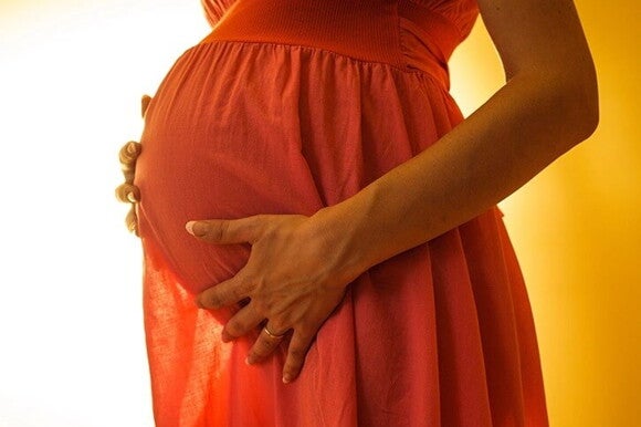 Una mujer embarazada debe descansar seguido por bienestar de ella y de su bebe Una mujer embarazada debe descansar seguido por bienestar de ella y de su bebe