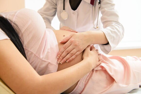 Mujer embarazada visita a su doctor para conocer la importancia del hierro que debe consumir Mujer embarazada visita a su doctor para conocer la importancia del hierro que debe consumir