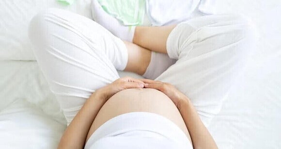 Mujer sentada en cama Mujer sentada en cama