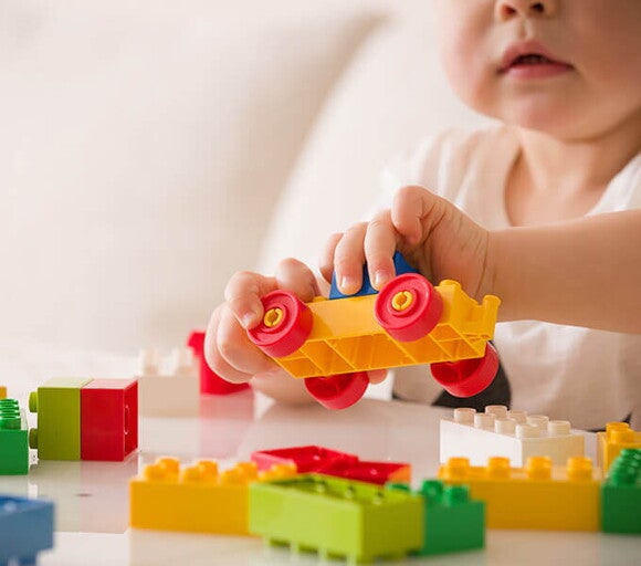 Recomendaciones para tener niños saludables Bebé jugando con bloques