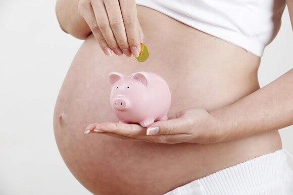 Haz un presupuesto antes de ser mamá Mamá ahorrando