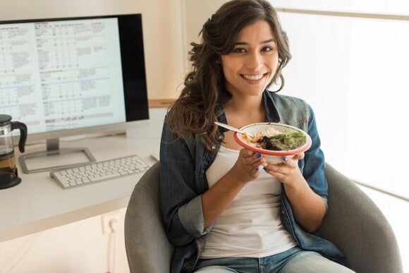 Mamá alimentándose saludablemente Mamá alimentándose saludablemente