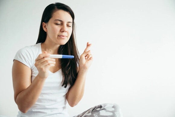 Mujer esperando el resultado de una prueba de embarazo Mujer esperando el resultado de una prueba de embarazo